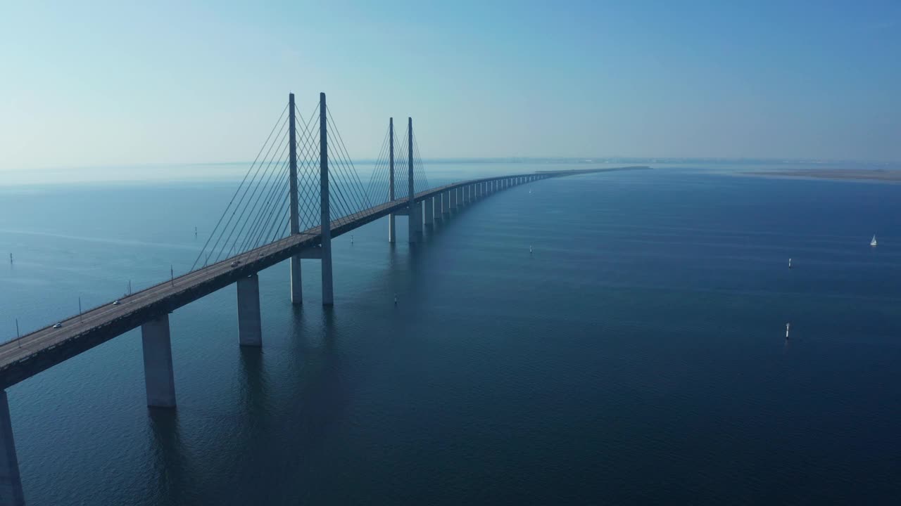 俯瞰波罗的海的厄勒海峡大桥全景视频素材