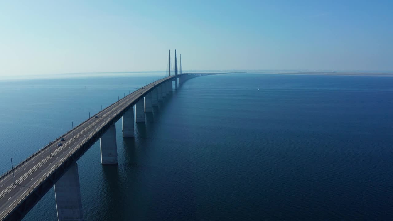 俯瞰波罗的海的厄勒海峡大桥全景视频素材