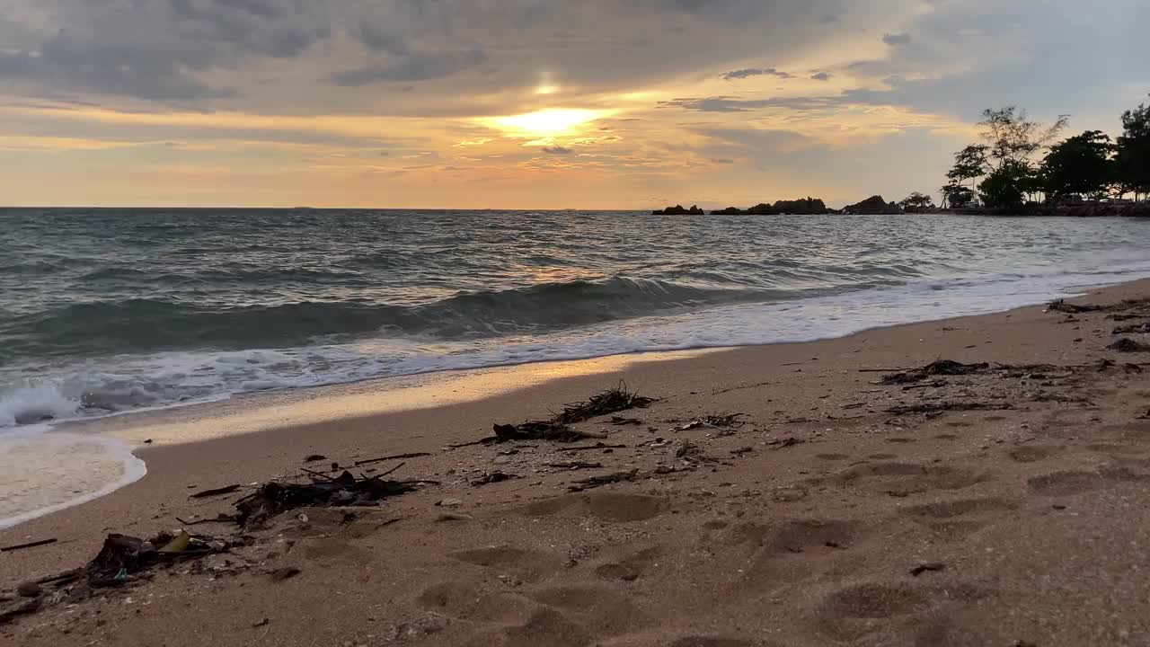 日落时宁静的海滩视频素材