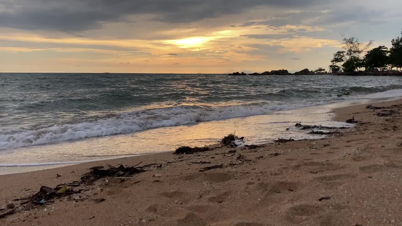 日落时宁静的海滩视频素材