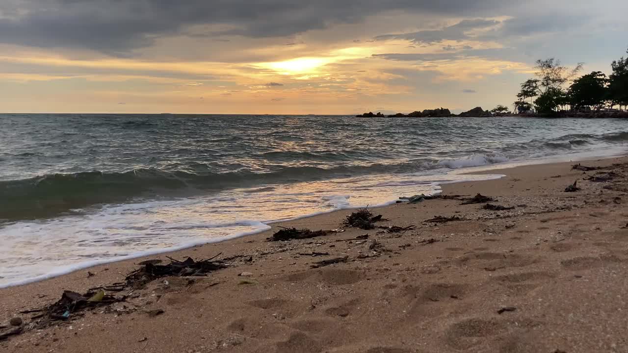 日落时宁静的海滩视频素材