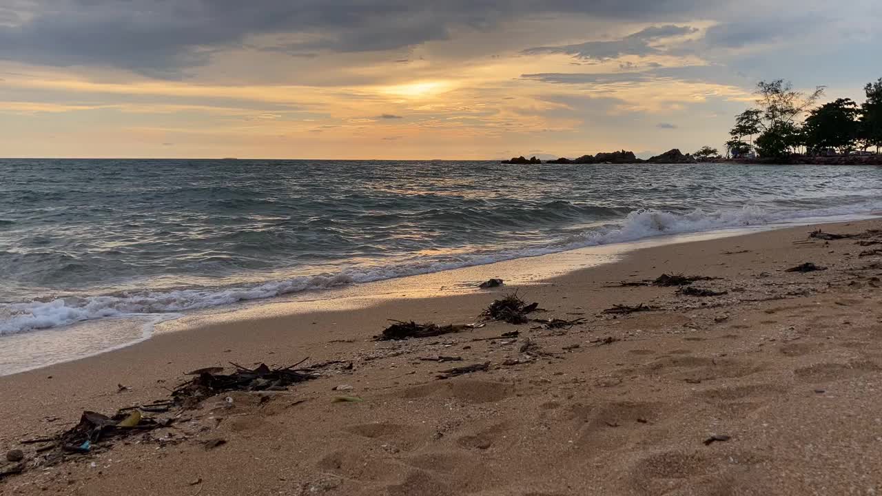 日落时宁静的海滩视频素材