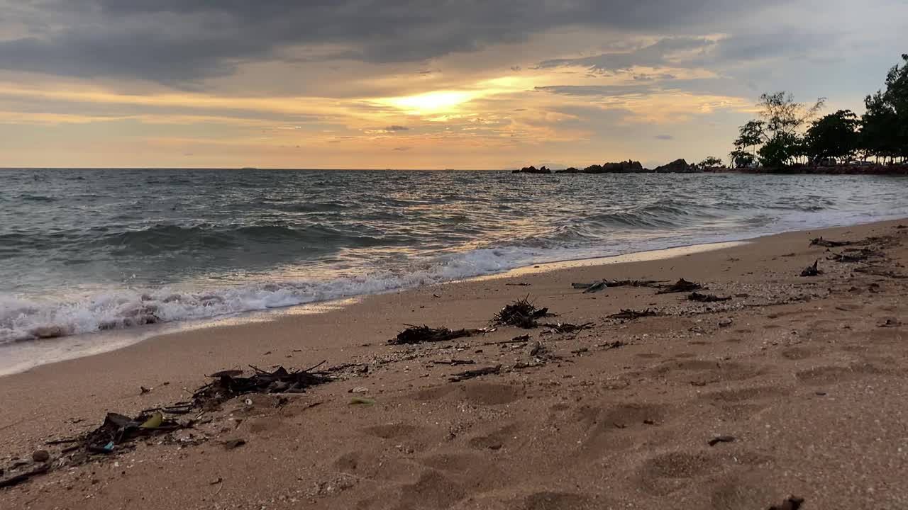 日落时宁静的海滩视频素材