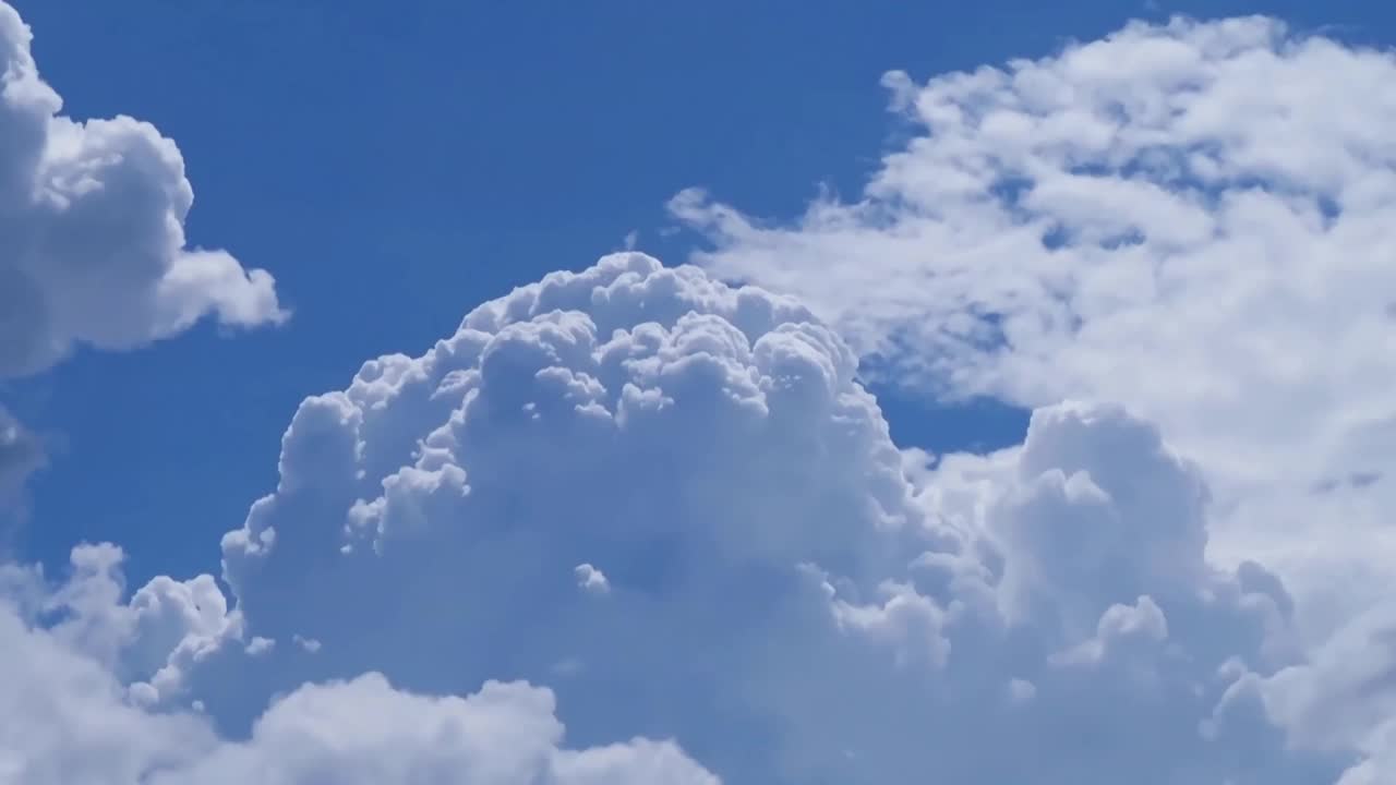 蓬松的白云，蓬松的积雨云或积雨云景观视频素材