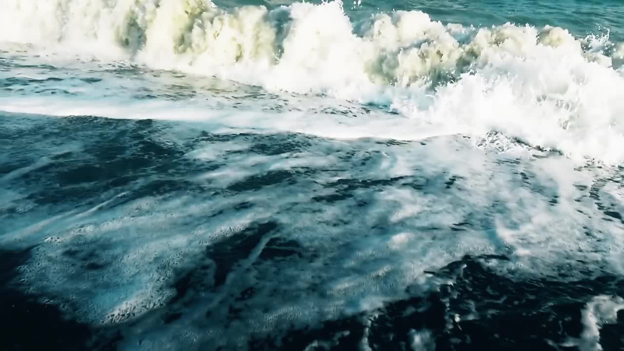 海浪拍打着沙滩。视频素材