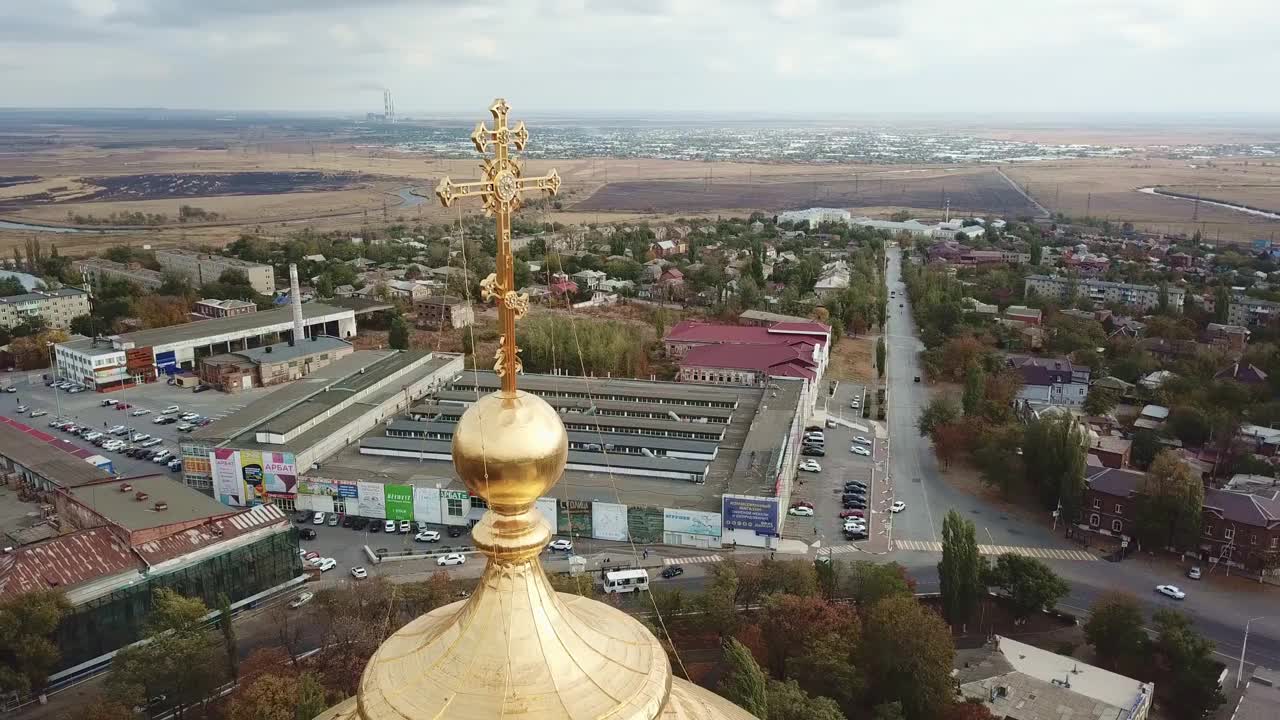 在城市上空拍摄。教堂圆顶上的金十字架。东正教大教堂。视频素材