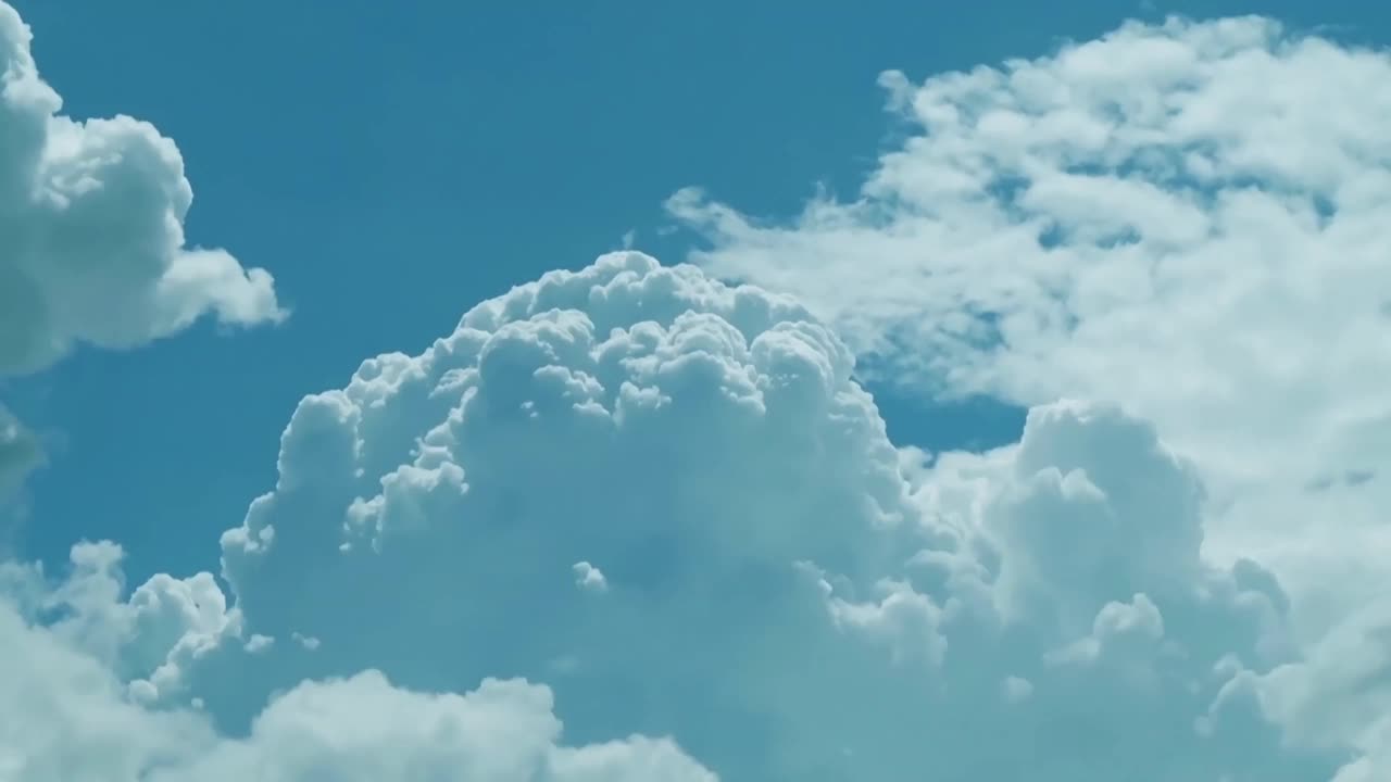 蓬松的白云和积雨云在青蓝的天空上视频素材