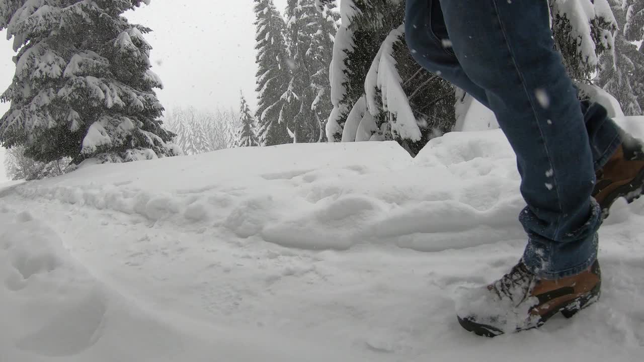 一个成年人走在雪山上的小路上视频素材