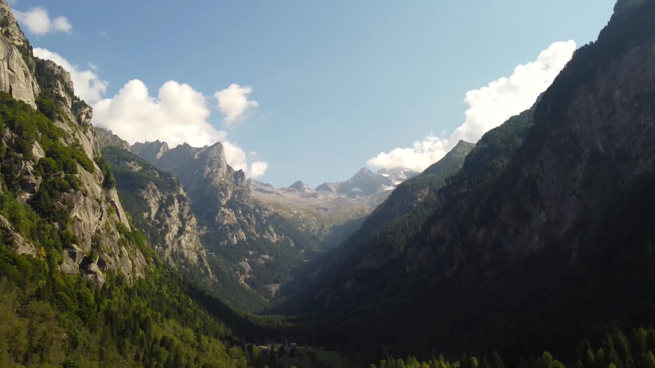 在一个阳光明媚的日子里，阿尔卑斯山脉之间的山谷视频素材