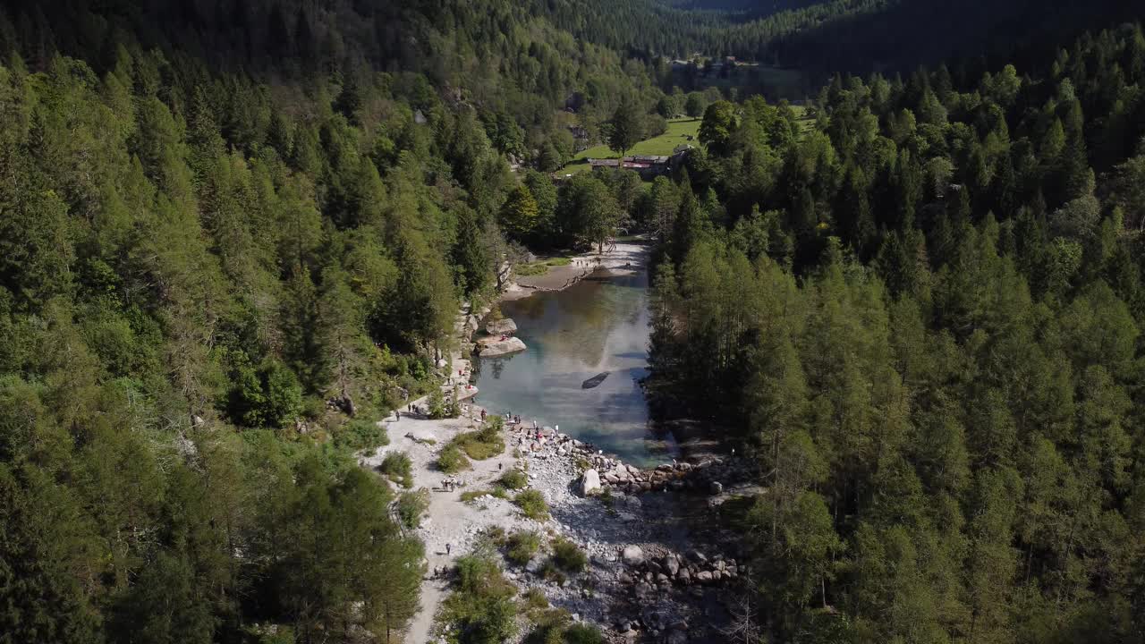 在一个阳光明媚的日子里，阿尔卑斯山脉之间的山谷视频素材