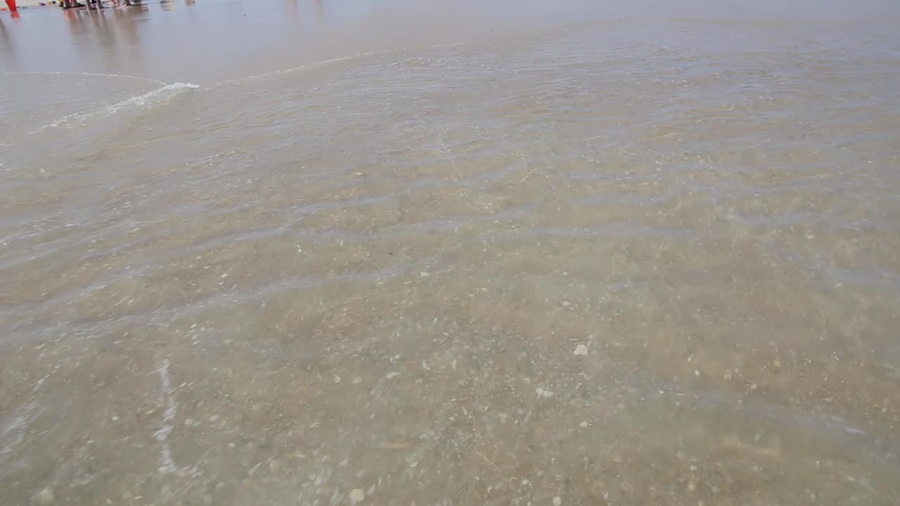 海浪翻滚到火岛海滩的背面视频素材