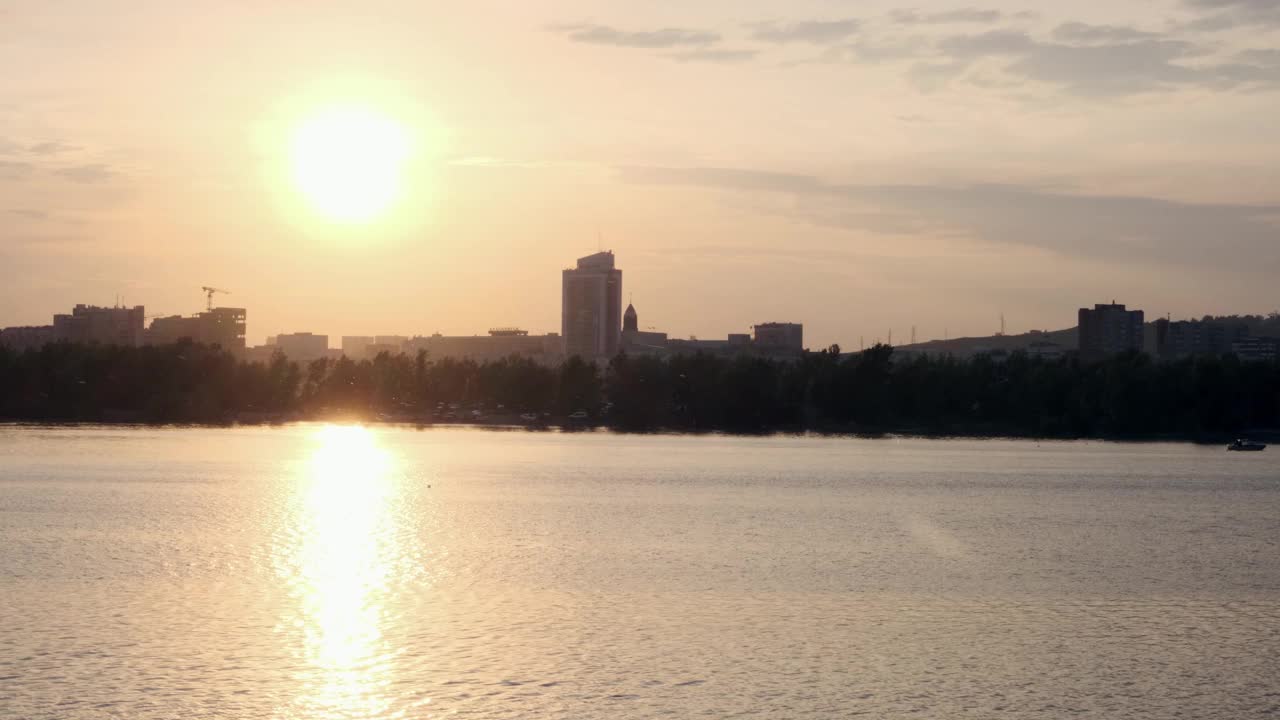 美丽的日落在城市的河堤上视频素材