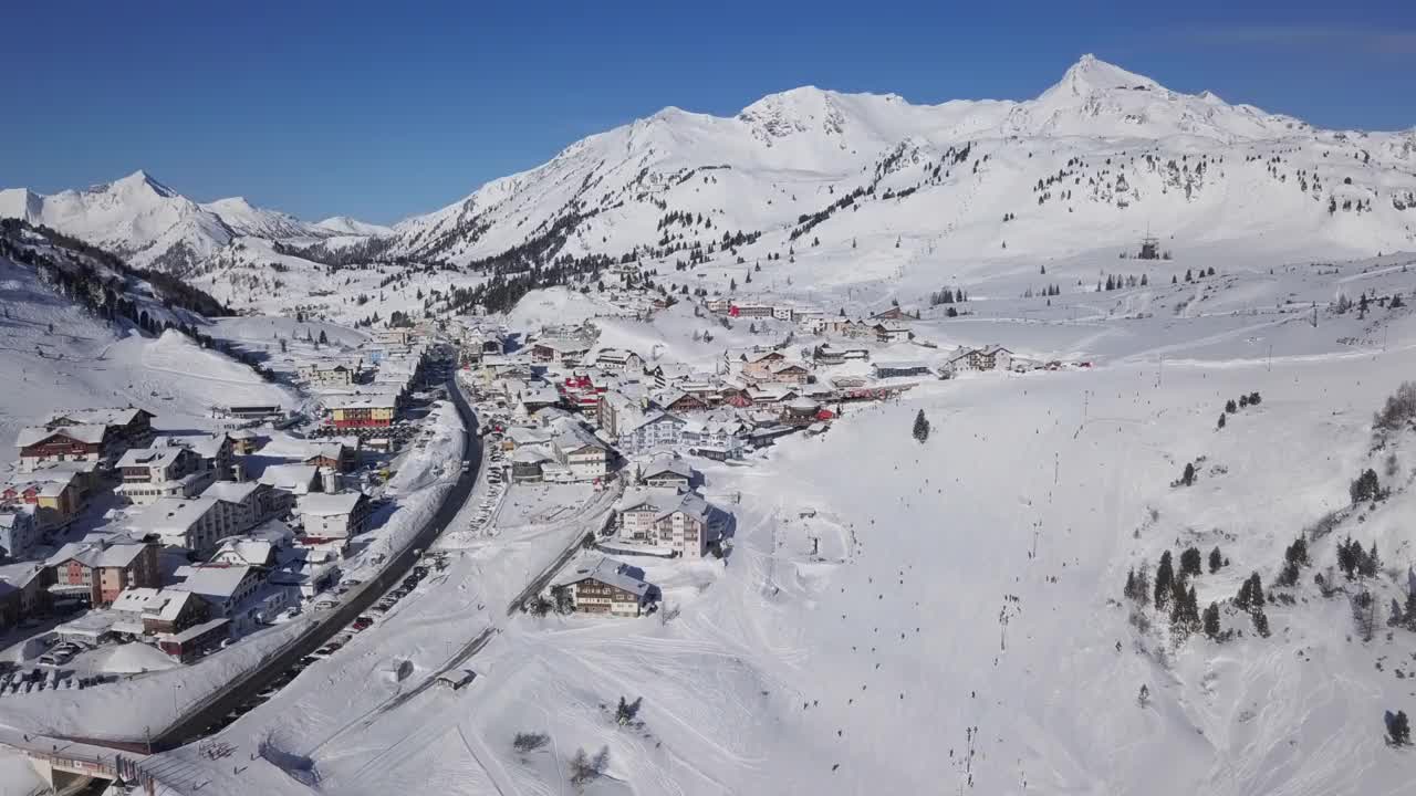 奥地利萨尔茨堡的奥伯陶恩滑雪村鸟瞰图，从24帧提高到2.5倍。视频素材