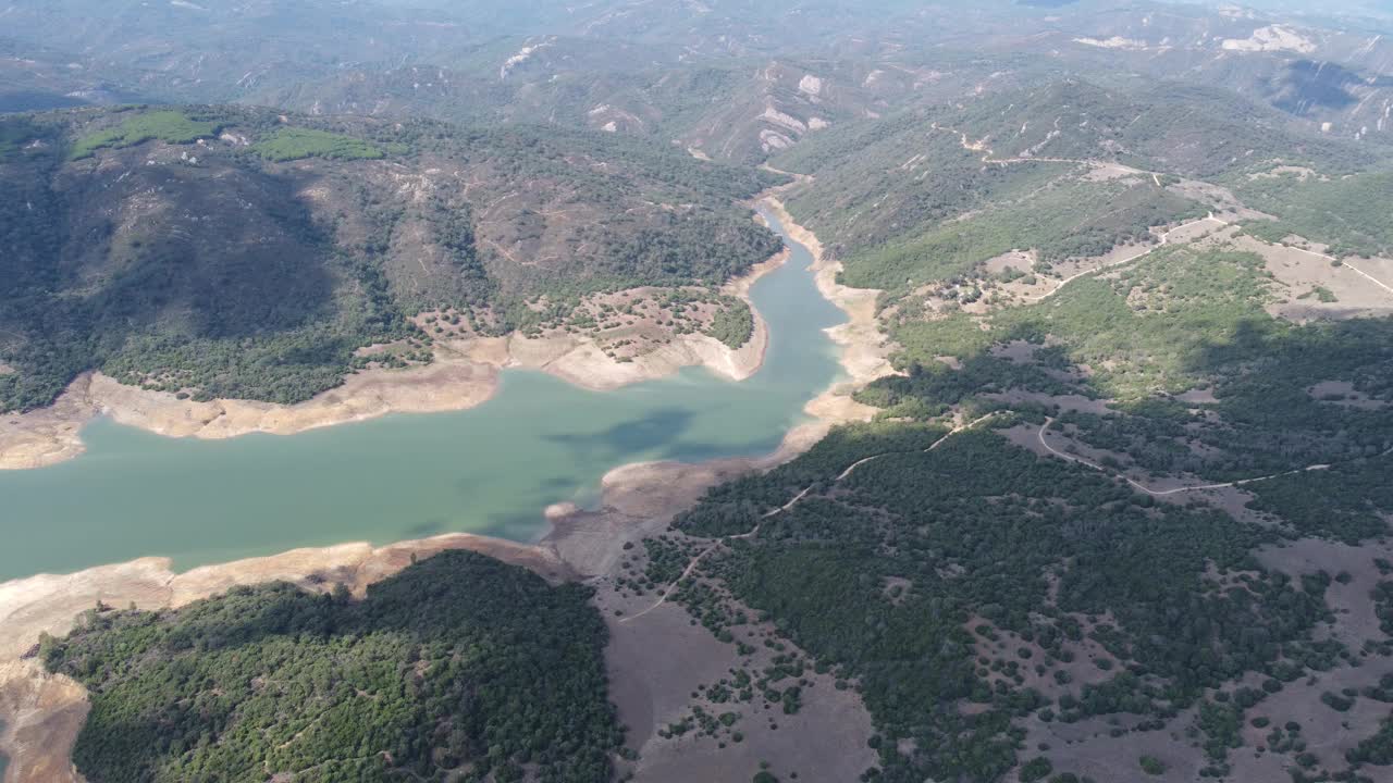 Guadarranque水库鸟瞰图视频素材