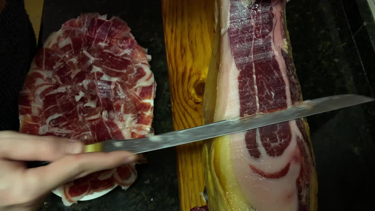 塞拉诺伊比利亚火腿的Lleg也被称为西班牙的Pata Negra。西班牙的食物视频素材