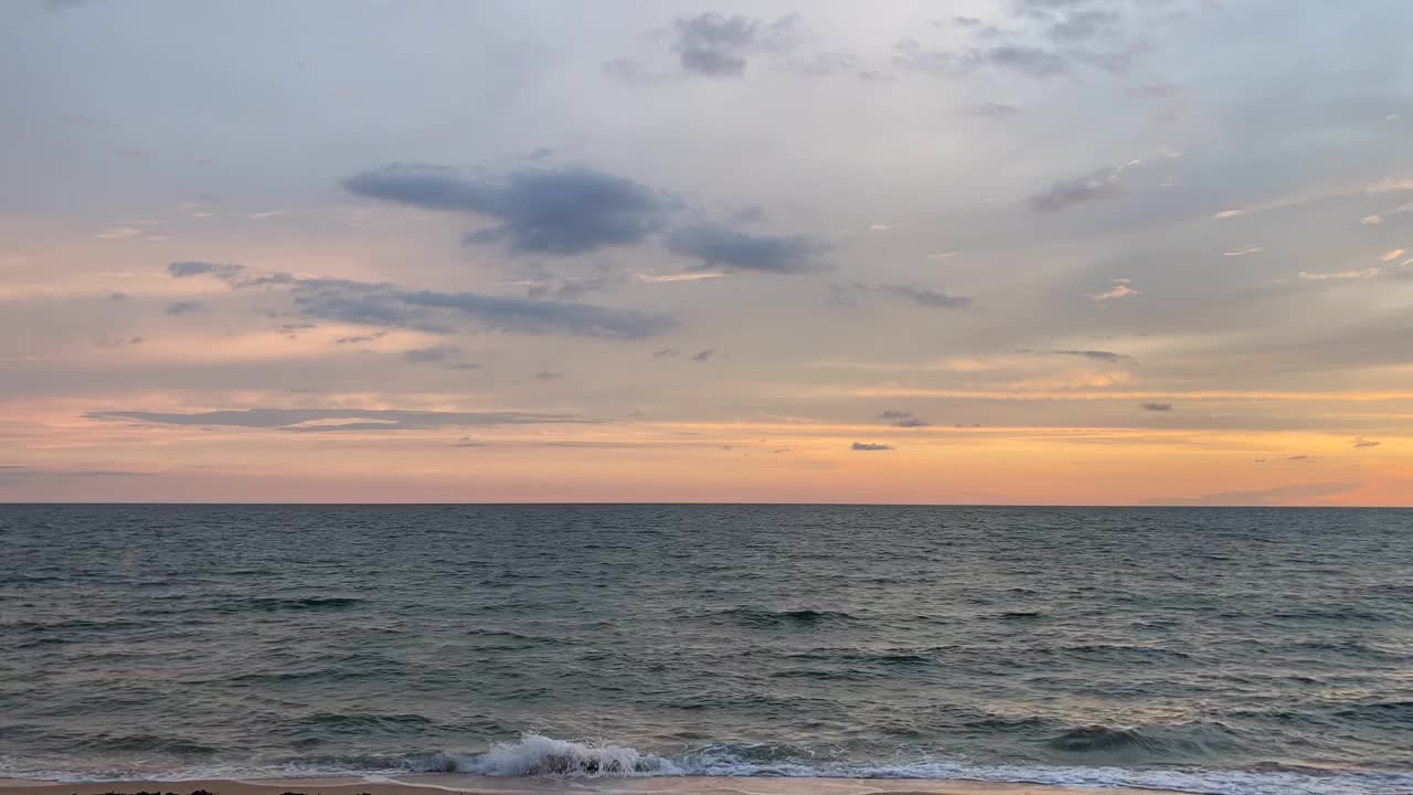 日落香草天空下的宁静海滩视频素材