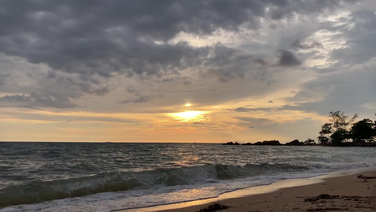 岛上的日落海滩视频素材