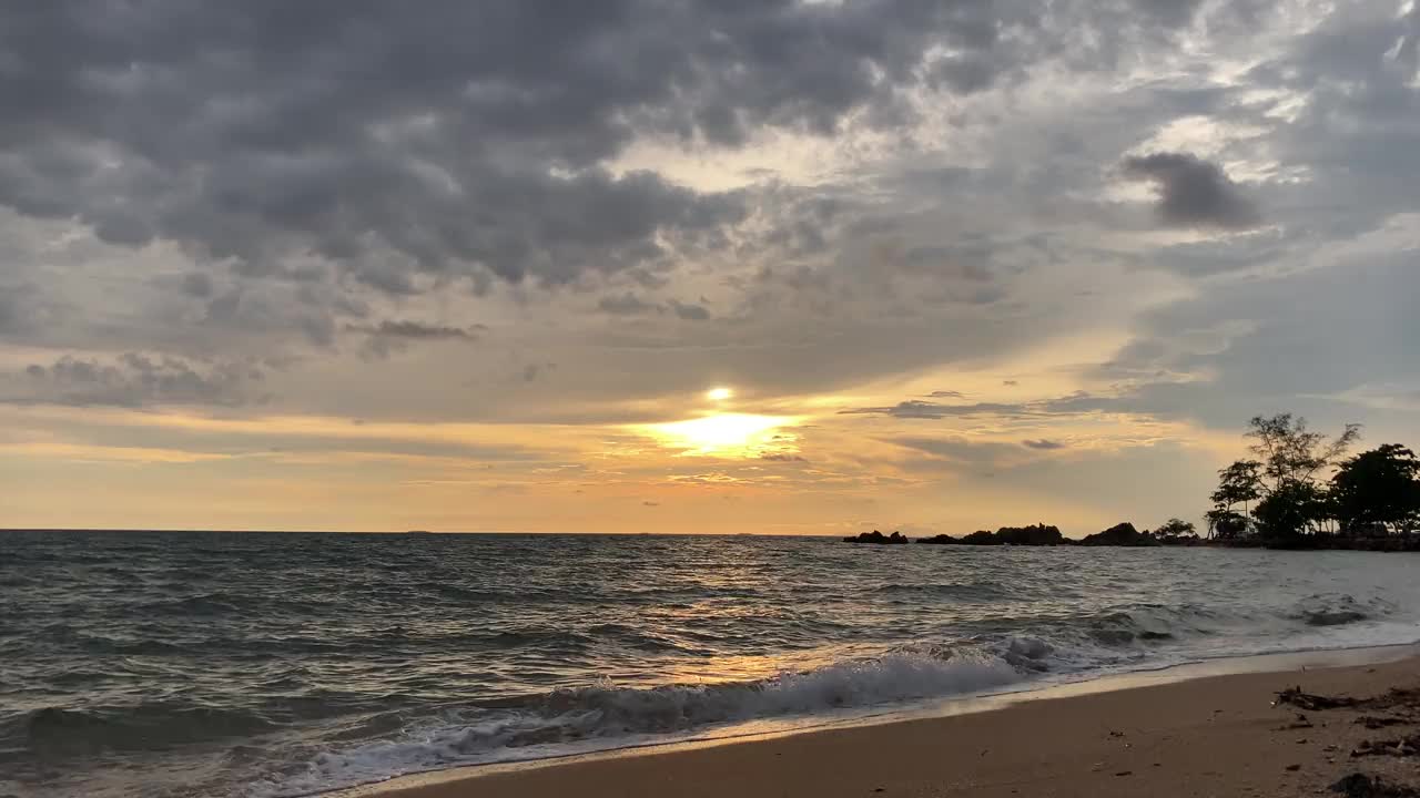 岛上的日落海滩视频素材