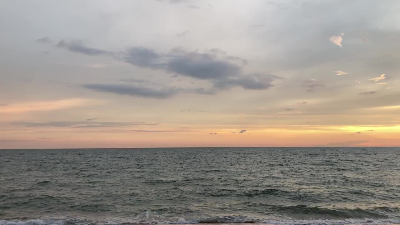 日落香草天空下的宁静海滩视频素材