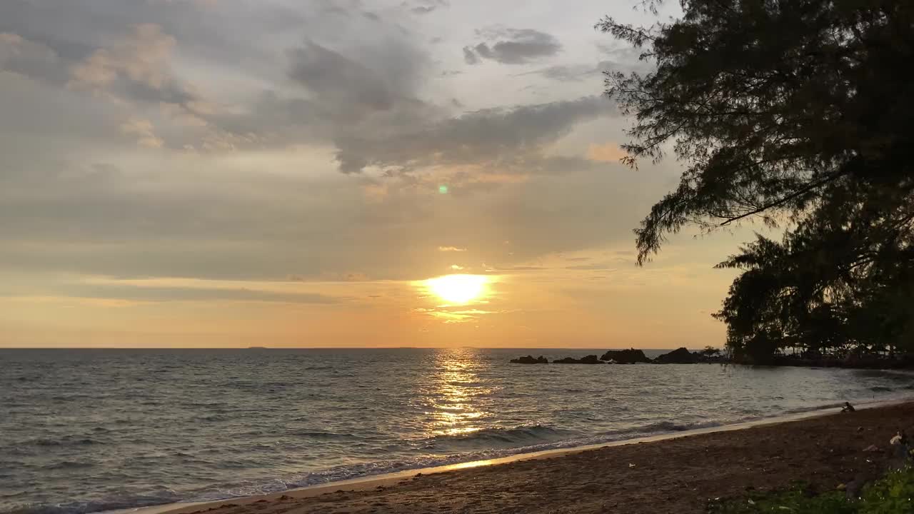 岛上的日落海滩视频素材