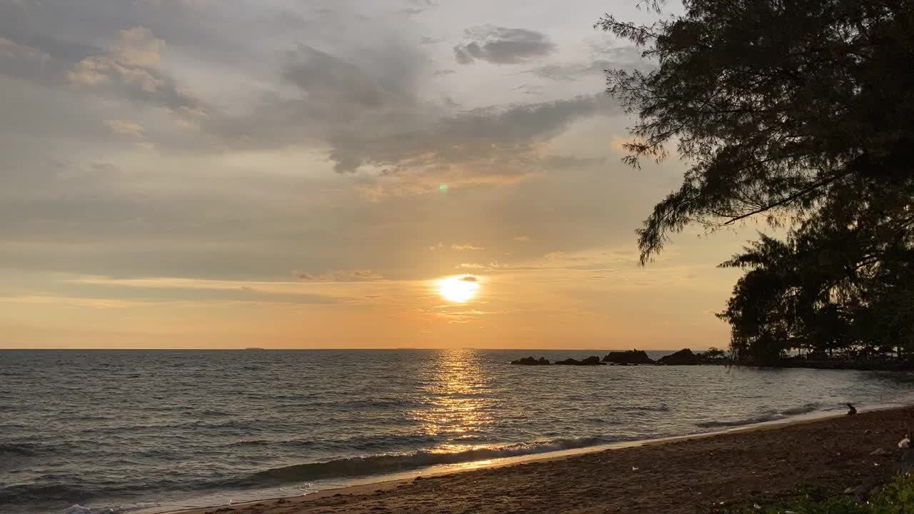 岛上的日落海滩视频素材