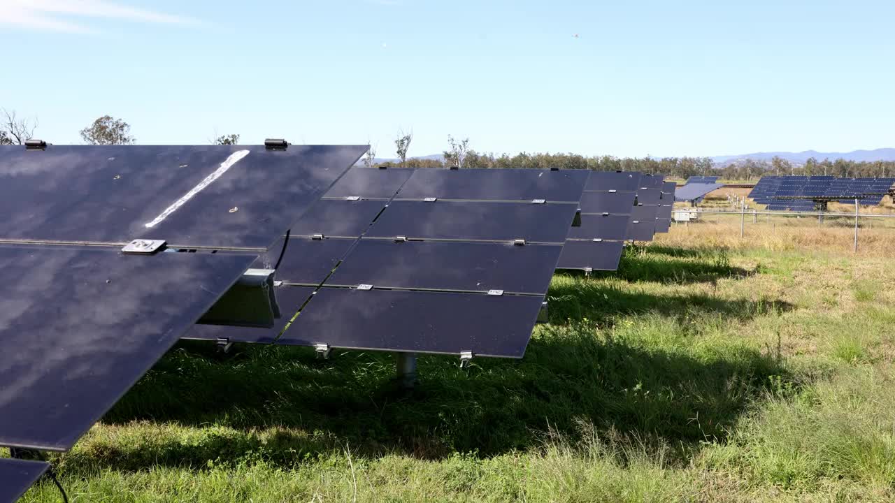 太阳能农场的光伏太阳能电池板视频素材