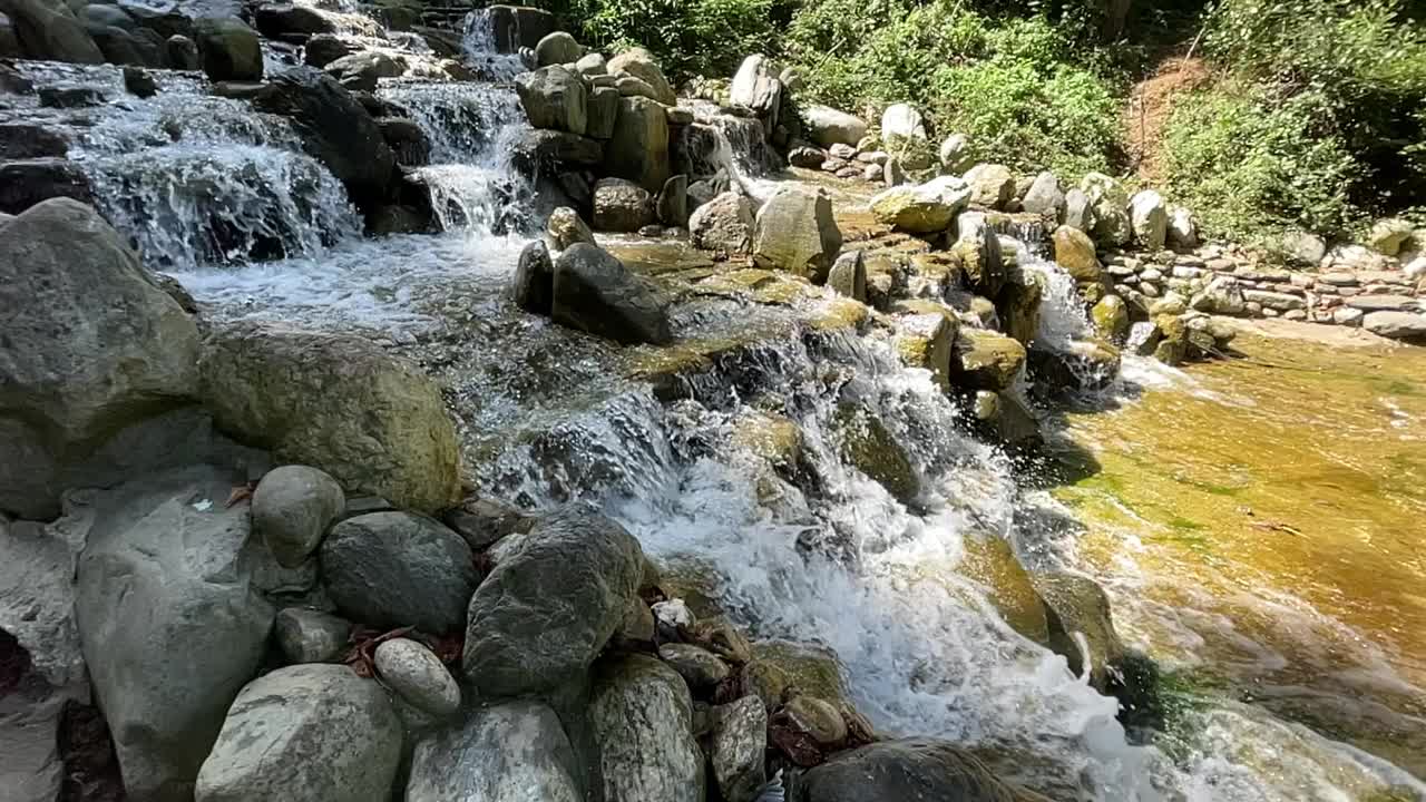 瀑布和水流在自然界的岩石上视频素材