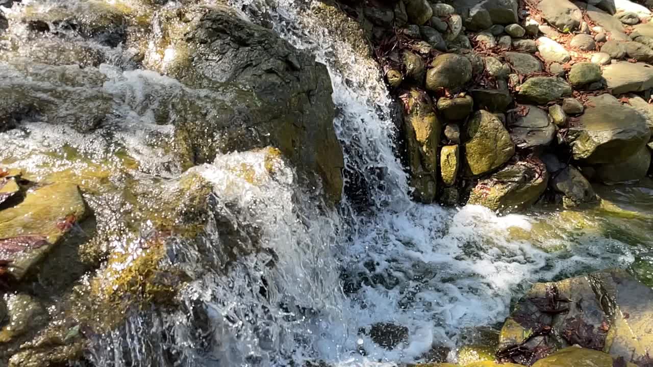 瀑布和水流在自然界的岩石上视频素材