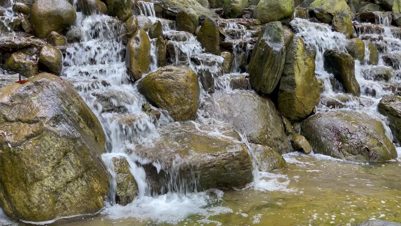 瀑布和水流在自然界的岩石上视频素材