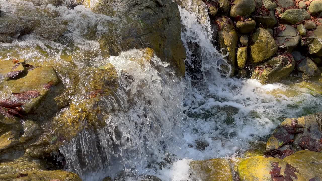 瀑布和水流在自然界的岩石上视频素材