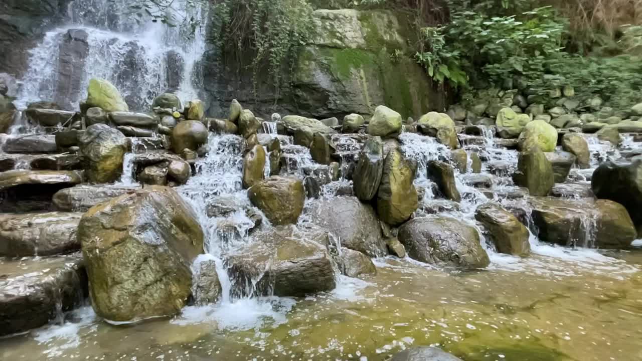 瀑布和水流在自然界的岩石上视频素材