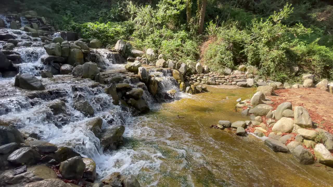 瀑布和水流在自然界的岩石上视频素材