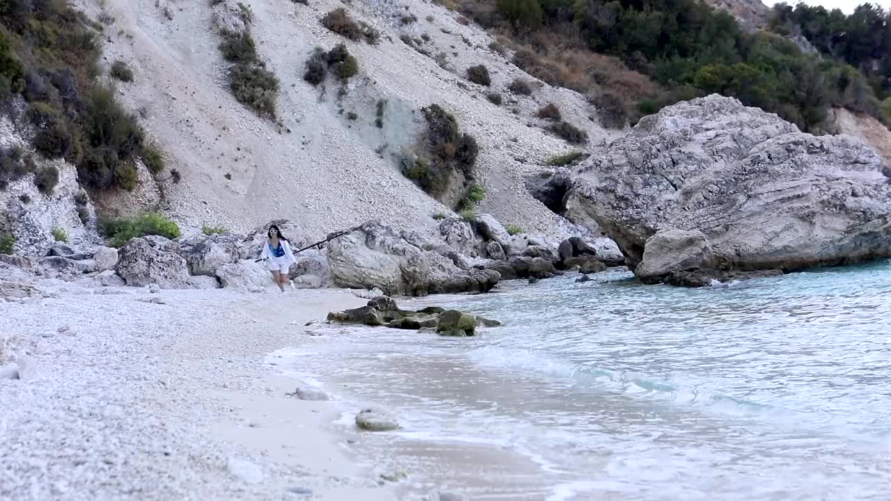 微笑的女人在海滩上奔跑视频素材