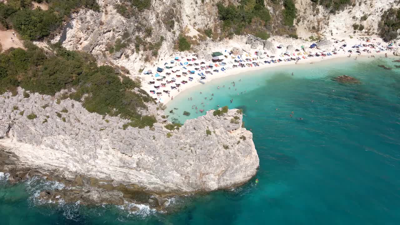 鸟瞰图的莱夫卡斯海滩在阳光明媚的夏天，人们在希腊度假日光浴视频素材