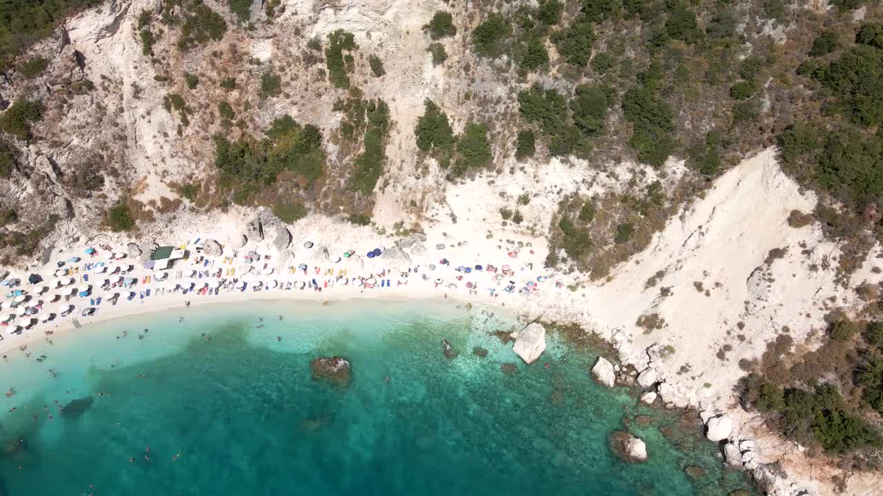 鸟瞰图的莱夫卡斯海滩在阳光明媚的夏天，人们在希腊度假日光浴视频素材