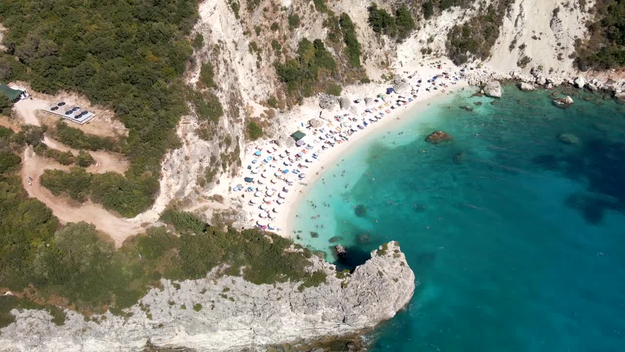 鸟瞰图的莱夫卡斯海滩在阳光明媚的夏天，人们在希腊度假日光浴视频素材