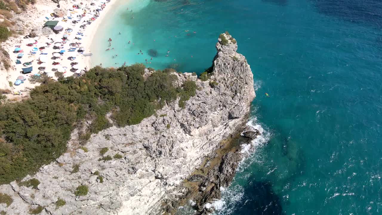 鸟瞰图的莱夫卡斯海滩在阳光明媚的夏天，人们在希腊度假日光浴视频素材