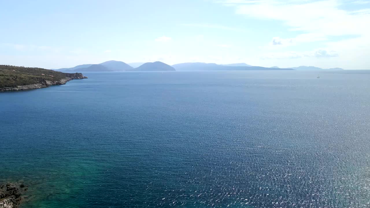 希腊莱夫卡达岛海滩的鸟瞰图视频素材