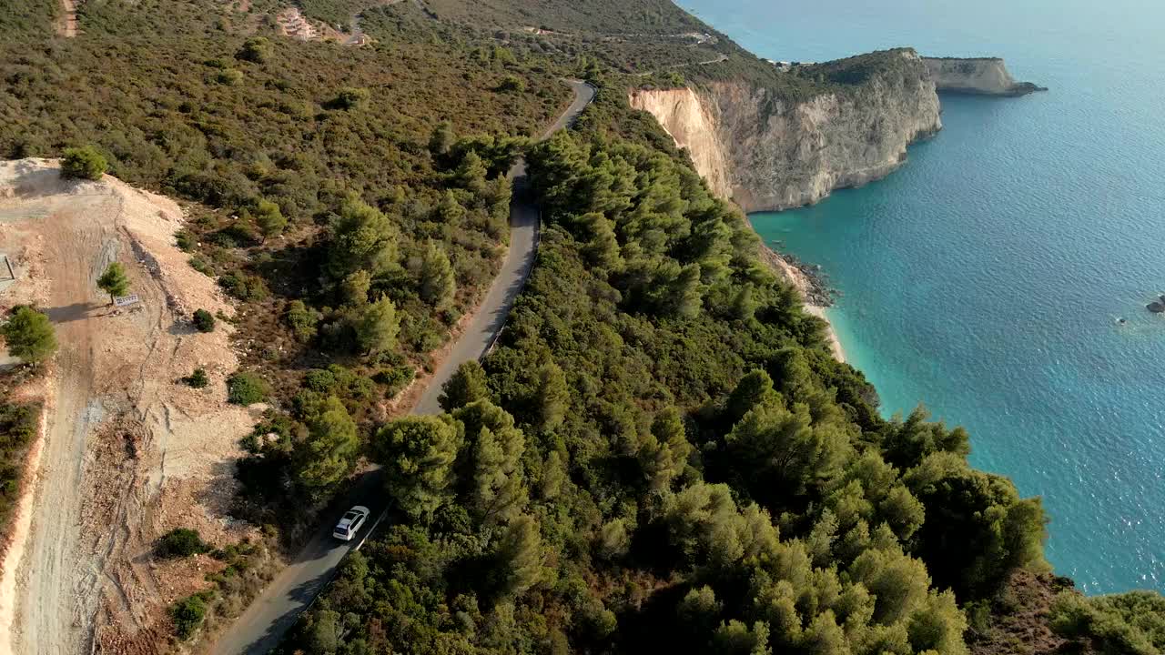 越野车行驶在希腊岛的山路上视频素材