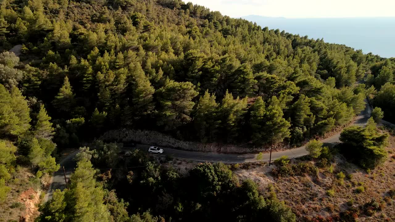 越野车行驶在希腊岛的山路上视频素材