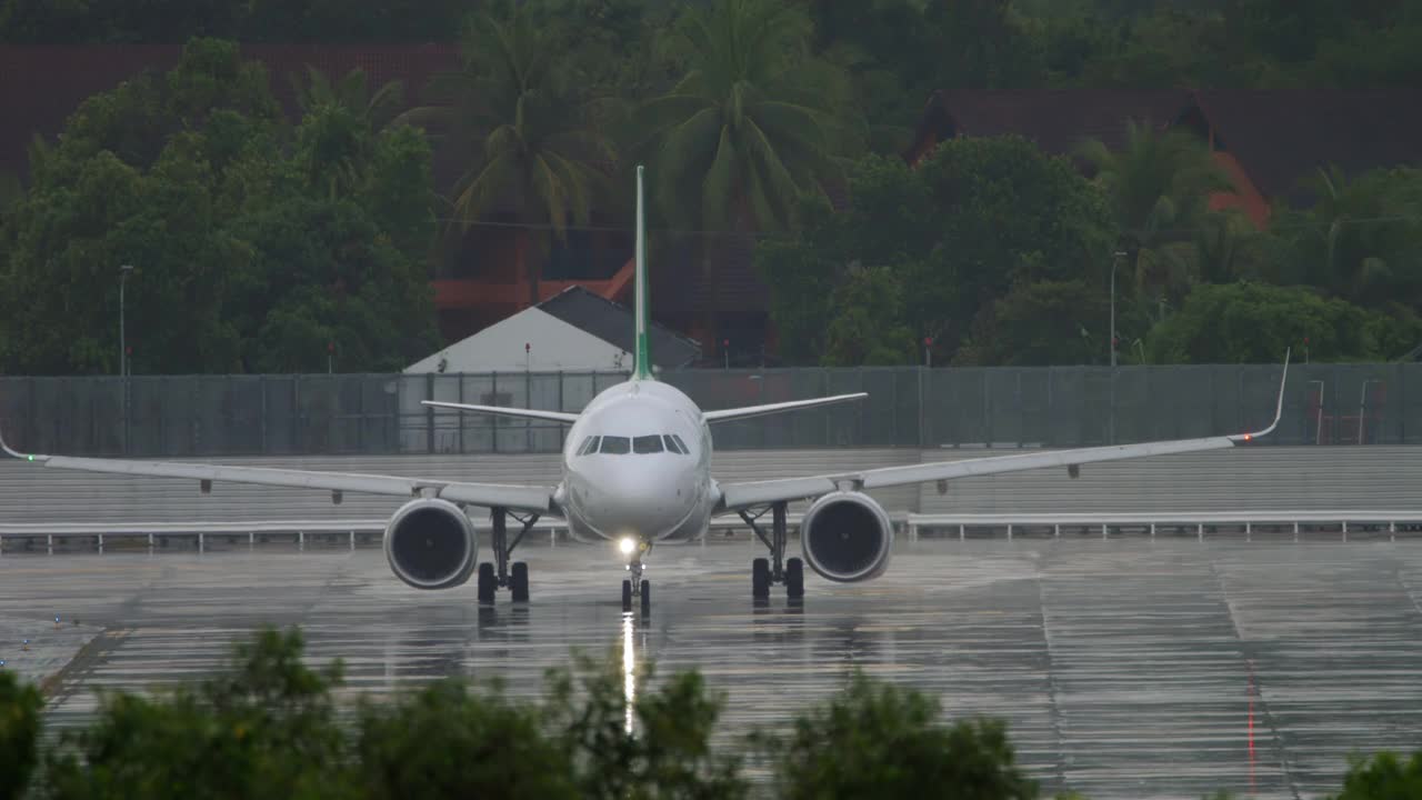 前视图，飞机在雨中滑行视频素材