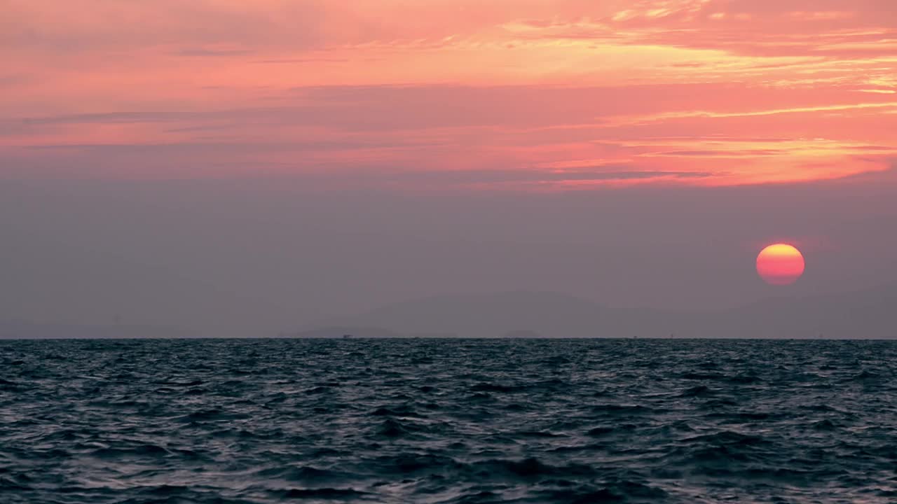 海景与两艘渡轮在海上和一个美丽的日落和电影的色彩。视频素材