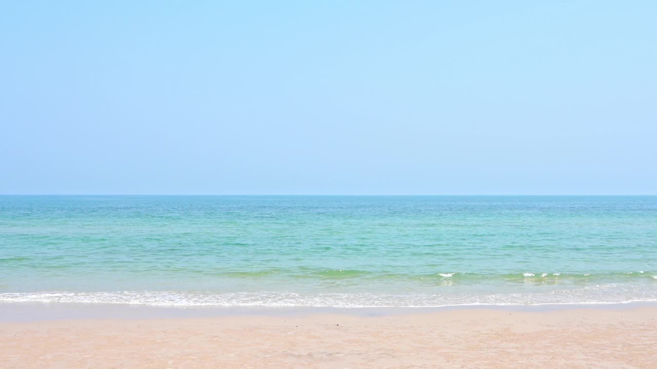 美丽的热带海滩，碧海蓝天，棕榈树环绕，休闲度假视频素材