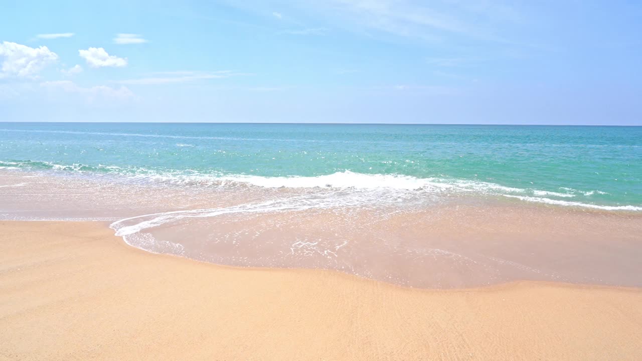 美丽的热带海滩，碧海蓝天，棕榈树环绕，休闲度假视频素材