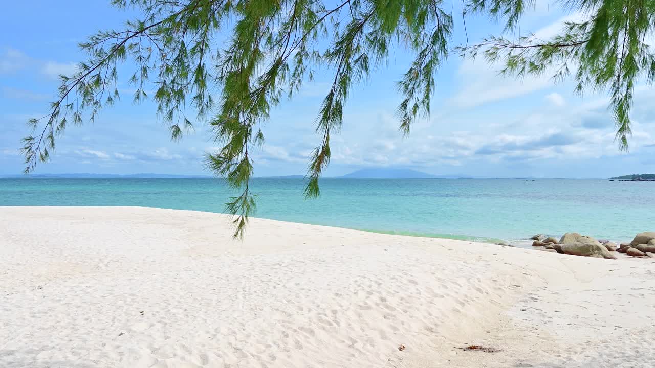 美丽的沙滩和海浪与蓝天和白云的背景。视频素材