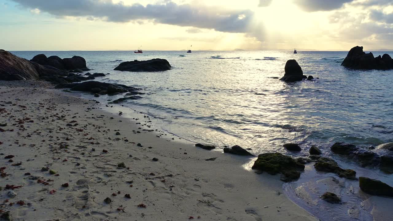 美丽的沙滩和海浪与蓝天和白云的背景。视频素材