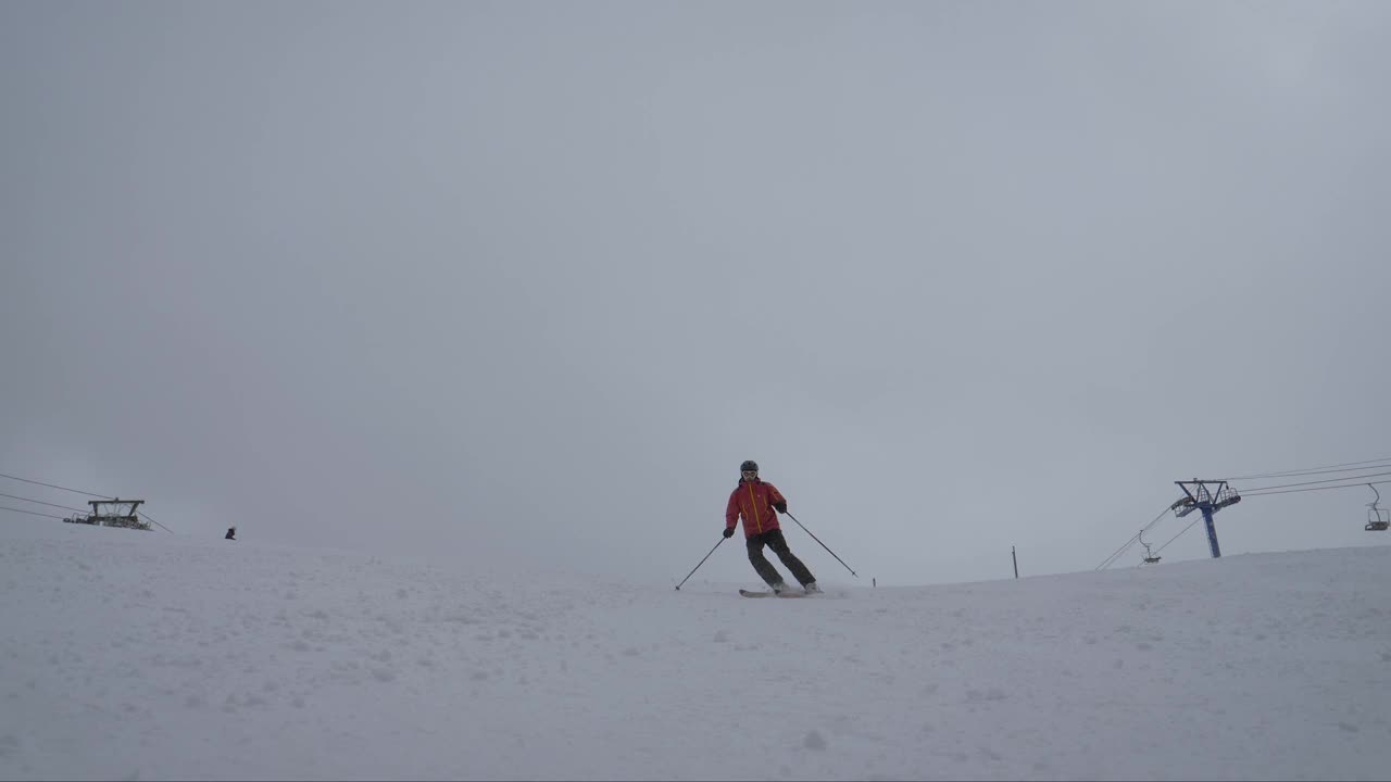 专业高山滑雪者冬季在陡峭的山坡上滑雪视频素材