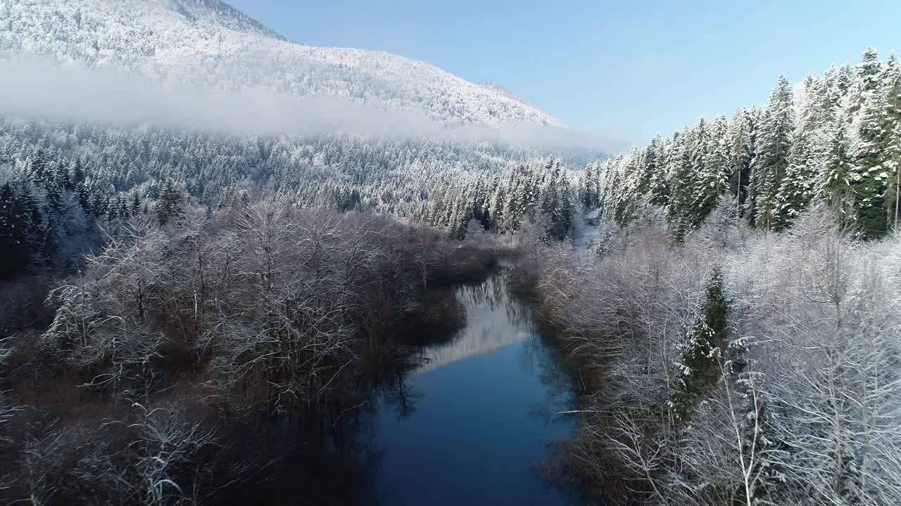 在冬天的早晨，无人机在山上河流上的观点视频素材