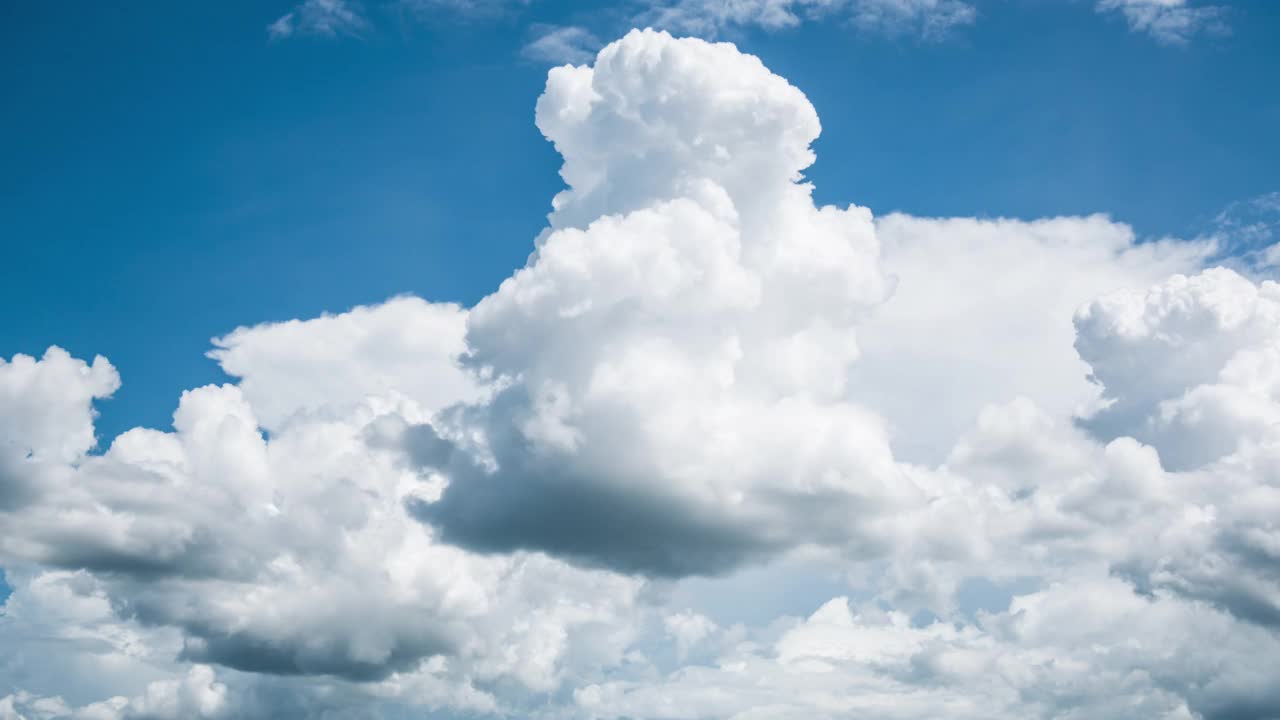 雨季天空多云，雨水上面燃烧的农业烟雾视频下载