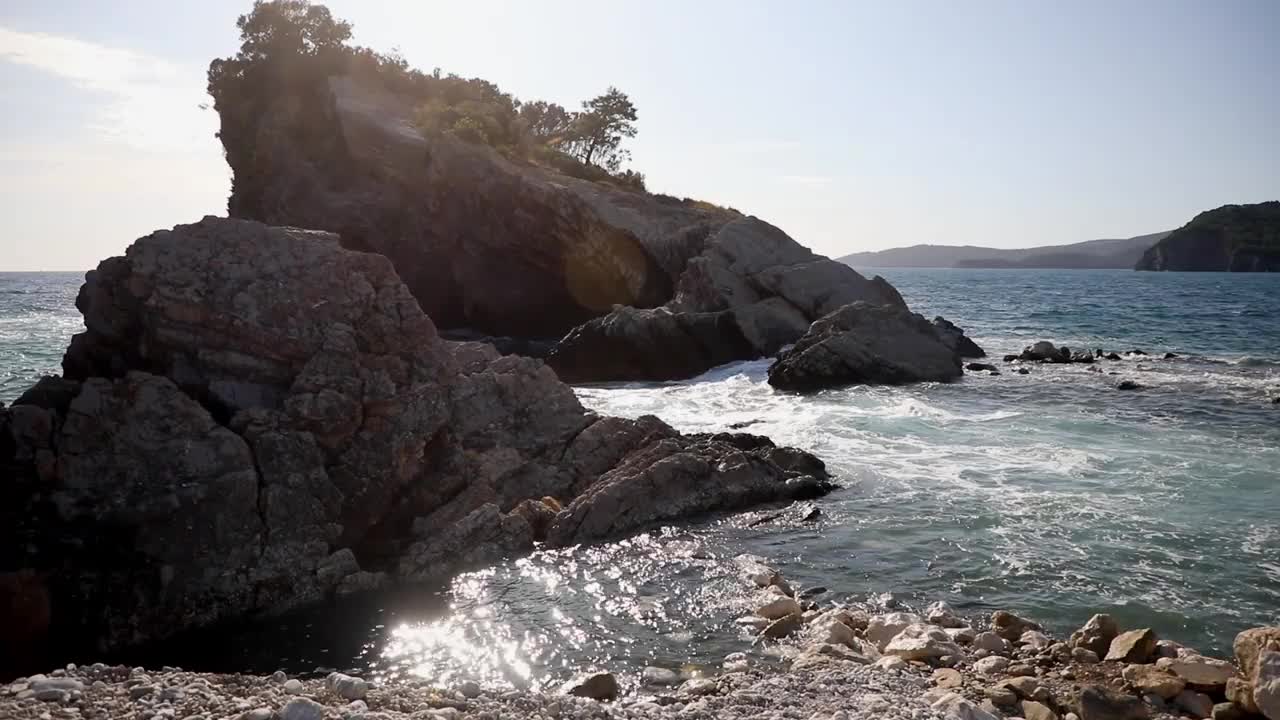黑山共和国布瓦圣尼古拉斯岛上的海滩和悬崖。天堂海滩上的一个岛屿视频素材
